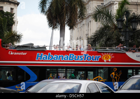 Turisti in Hop On Hop Off Double Decker Bus Tour di Havana Cuba Foto Stock