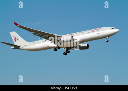 Qatar Airways Airbus A330 aereo sulla rotta di avvicinamento alla terra Foto Stock