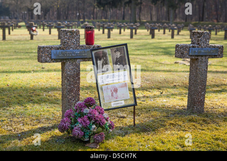 Storia di un vecchio uomo ricerca indietro suo fratello dopo 60 anni presso il Cimitero di Guerra Tedesco al Kattenbos Lommel in Belgio Foto Stock