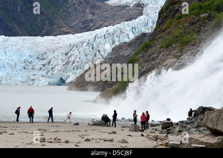 I turisti al Nugget Falls, Mendenhall Glacier Area ricreativa, Alaska. Foto Stock