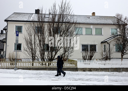 Tradizionali case di legno appartamenti kirkegata main street coperto di neve durante l'inverno hammerfest finnmark Norvegia europa Foto Stock