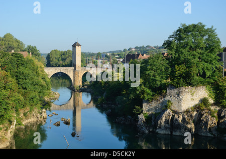 Famoso ponte medievale nella vecchia città francese di Orthez Foto Stock