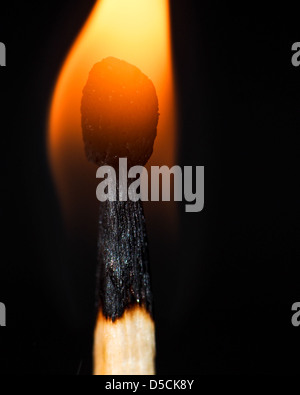 Una chiusura di un fiammifero che brucia stick Foto Stock