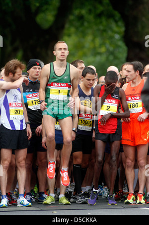 Matt Bond la eventuale miglior Brit (4th) salta in aria in attesa per la pistola di partenza. L'inizio dell'Ikano Robin Hood Mezza Maratona - elite corridori preparare l'esecuzione Foto Stock