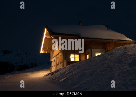 Bella baita di sciare di notte in una valle del Montafon, foto presa dal pubblico di piste di sci Foto Stock