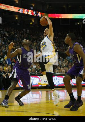 Oakland, Callifornia, STATI UNITI D'AMERICA. Il 27 marzo 2013. Golden è stato Stephen Curry aziona la corsia tra Tireke Evans e Jason Thompson del Sacramento Kings durante i guerrieri 105-98 perdita su Marzo 27, 2013 a Oracle Arena di Oakland, CA. ..Daniel Gluskoter/CSM/Alamy Live News Foto Stock