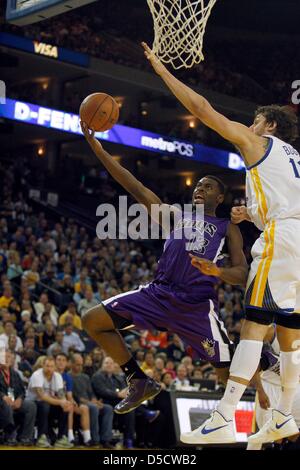 Oakland, Callifornia, STATI UNITI D'AMERICA. Il 27 marzo 2013. Guardia di Sacramento Tireke Evans aziona il lane intorno a Andrew Bogut durante il Kings 105-98 conquistare la Golden State Warriors il 27 marzo 2013 presso Oracle Arena di Oakland, CA...Daniel Gluskoter/CSM/Alamy Live News Foto Stock