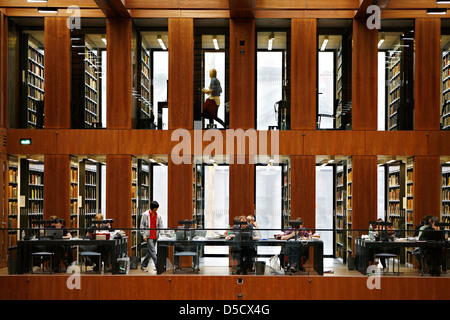 Berlino, Germania, la sala di lettura al Jacob e Wilhelm Grimm Centre Foto Stock