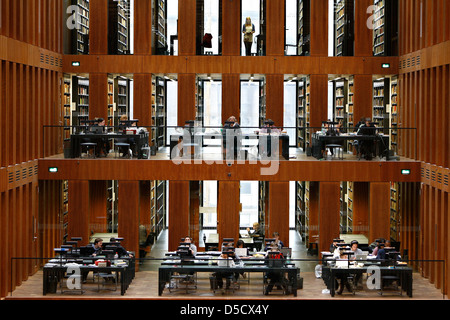 Berlino, Germania, la sala di lettura al Jacob e Wilhelm Grimm Centre Foto Stock