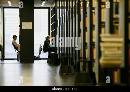 Berlino, Germania, nella sala lettura di Jacob e Wilhelm Grimm Centre Foto Stock