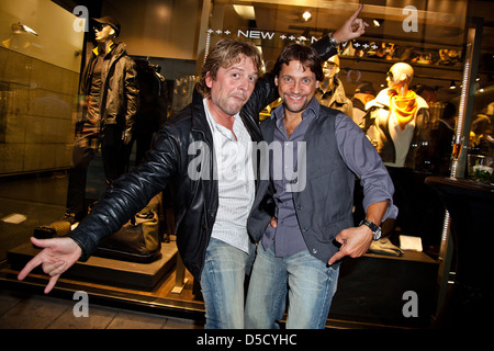 Oliver Hoerner e Patrick Bach al lancio di Porsche Jeans presso Porsche Design Store am Neuen parete. Amburgo, Germania - Foto Stock