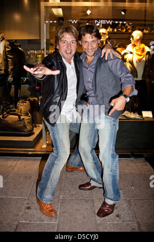 Oliver Hoerner e Patrick Bach il lancio di jeans Porsche Porsche Design Store am Neuen parete. Amburgo, Germania - 07.09.2011 Foto Stock