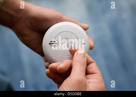 Kiel, Germania, rivelatore di fumo la manutenzione Foto Stock