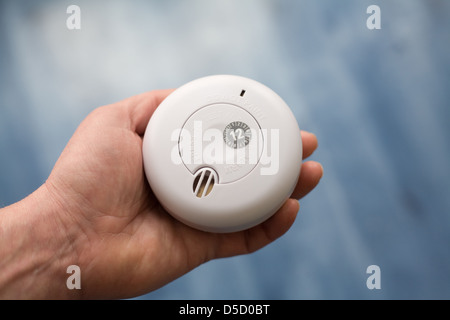 Kiel, Germania, rivelatore di fumo la manutenzione Foto Stock