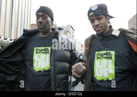 Attivisti locali al raduno anti-pistola nel quartiere Harlem di Manhattan, il 21 marzo 2013. Foto Stock