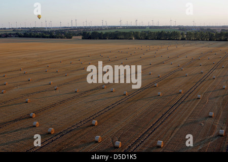 Magdeburgo, in Germania, la fotografia aerea, balle di fieno su un campo falciato Foto Stock