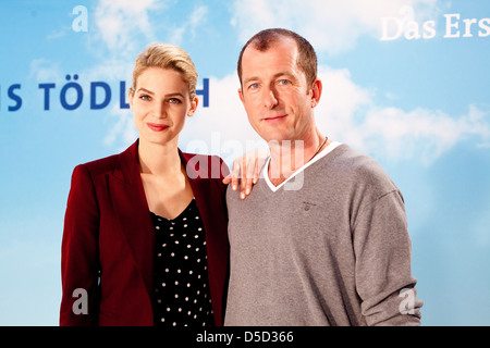 Rike Schmid e Martin Lindow al photocall la nuova serie ARD "Heiter bis toedlich' a Briese Studios. Amburgo, Germania Foto Stock