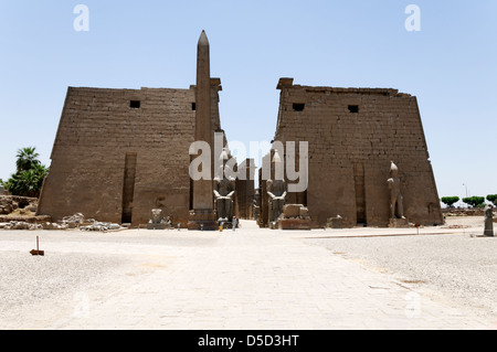 L'Egitto. Tempio di Luxor primo pilone che fu costruito da Ramses II durante il XIX dinastia. Foto Stock