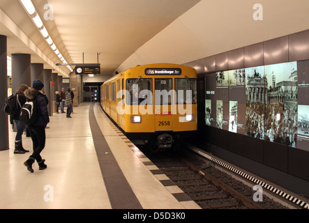Berlino, Germania, alla metropolitana linea U55 nella stazione Brandenburger Tor Foto Stock