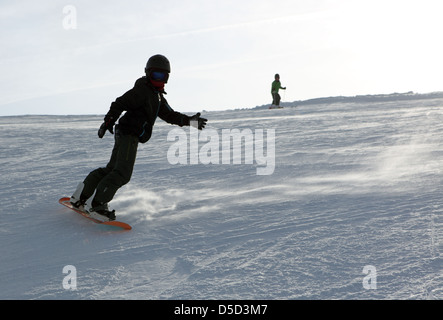 Krippenbrunn, Austria, Silhouette, un ragazzo lo snowboard Foto Stock