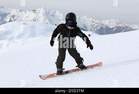 Krippenbrunn, Austria, un ragazzo lo snowboard Foto Stock