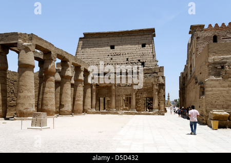 L'Egitto. Vista posteriore del Tempio di Luxor primo pilone gateway e la grande corte di Ramses II racchiuso dal Papiro bud colonne. Foto Stock