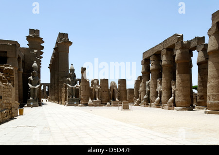 L'Egitto. Tempio di Luxor corte di Ramses. Colossali statue di Ramses II all'ingresso del Grande Colonnato di Amenofi III. Foto Stock