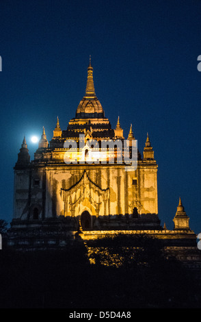 Luna piena sopra Sulamani Temple Foto Stock