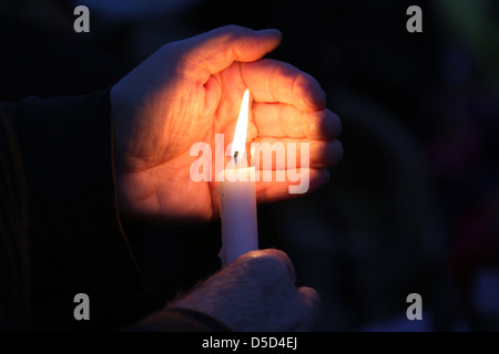 Berlino, Germania, mano protegge la fiamma di una candela dal vento Foto Stock