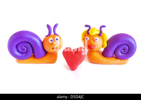 Due divertenti lumache in amore, argilla (plastilina) Modellizzazione isolati su sfondo bianco. Foto Stock