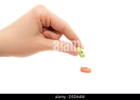 Compresse con plus e il segno meno e mano femmina isolato su bianco. Concetto di scelta. Foto Stock
