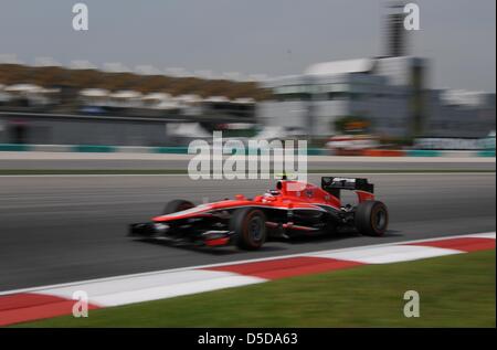 Marzo 22, 2013, Sepang, Malesia - Max Chilton, British Marussia F1 Team pilota sterzo la sua vettura durante la prima sessione di prove libere di Formula Uno Malaysian Grand Prix 2013 al Sepang International Circuit. (Foto di Robertus Pudyanto/AFLO) Foto Stock