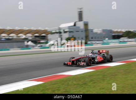 Marzo 22, 2013, Sepang, Malesia - Jenson Button, britannico Vodafone McLaren Mercedes driver di Formula Uno sterzo la sua vettura durante la prima sessione di prove libere di Formula Uno Malaysian Grand Prix 2013 al Sepang International Circuit. (Foto di Robertus Pudyanto/AFLO) Foto Stock
