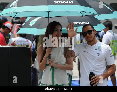 Marzo 24, 2013, Sepang, Malesia - Lewis Hamilton, British Mercedes AMG Petronas F1 Team driver presenti nei driver grid introduzione prima finale di gara di Formula Uno Malaysian Grand Prix 2013 al Sepang International Circuit. Hamilton con successo in terza posizione. (Foto di Robertus Pudyanto/AFLO) Foto Stock