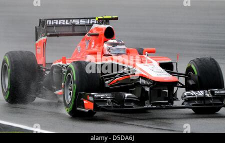 Marzo 24, 2013, Sepang, Malesia - Max Chilton, British Marussia F1 Team pilota spinge la sua vettura durante la gara finale di Formula Uno Malaysian Grand Prix 2013 al Sepang International Circuit. (Foto di Robertus Pudyanto/AFLO) Foto Stock