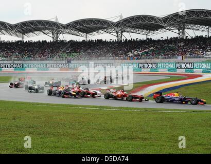 Marzo 24, 2013, Sepang, Malesia - Driver sprona la loro vettura durante la gara finale di Formula Uno Malaysian Grand Prix 2013 al Sepang International Circuit. Vettel riesca a diventare campioni. (Foto di Robertus Pudyanto/AFLO) Foto Stock