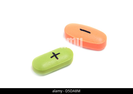 Compresse con plus e segno meno isolata su bianco. Concetto di scelta. Foto Stock
