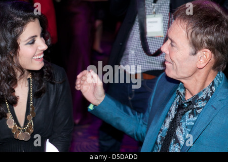 Katie Melua, Cliff Richard, in 'eutscher Nachhaltigkeitspreis' award al Maritim Hotel. Duesseldorf, Germania - 04.11.2011 Foto Stock