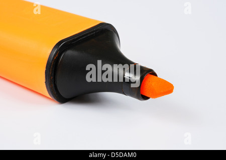 Arancione evidenziatore con cappuccio rimosso contro uno sfondo bianco. Foto Stock