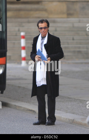 Jean Michel Jarre in possesso di un iPad Apple al di fuori del Hotel de Roma nel quartiere Mitte. Berlino, Germania 08.11.2011 Foto Stock