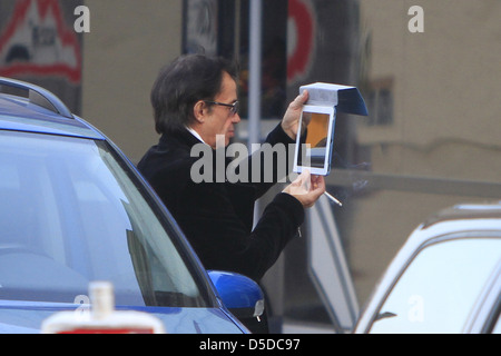 Jean Michel Jarre in possesso di un iPad Apple al di fuori del Hotel de Roma nel quartiere Mitte. Berlino, Germania 08.11.2011 Foto Stock