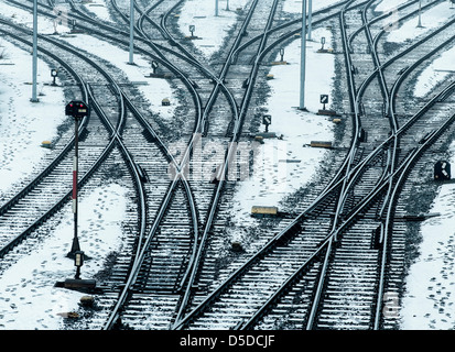 Le vie e gli interruttori della Deutsche Bahn AG, German Rail, d'inverno. Foto Stock