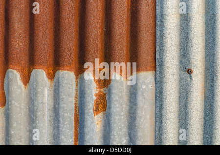 Vecchio arrugginito parete di zinco per lo sfondo Foto Stock
