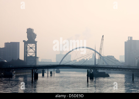 Early Morning mist sul fiume Clyde di Finnieston e Broomielaw, mostrando le campane e il ponte ad arco di Glasgow, Scozia Foto Stock