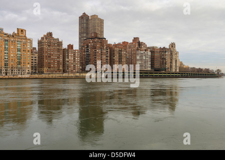 Edifici su Manhattan East Side, visto da Roosevelt Island, New York. Foto Stock