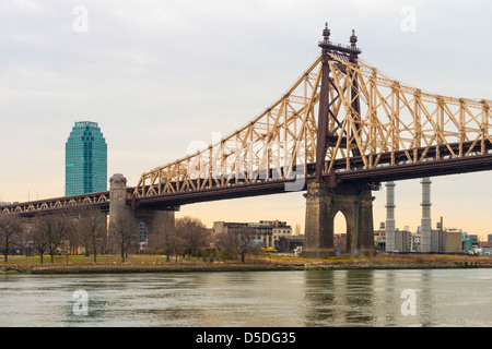 Ed Koch Queensboro Bridge (1909) attraversa l'East River tra Manhattan e Long Island City nel Queens. Da Roosevelt Island Foto Stock