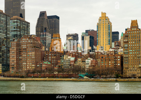 Vista del centro di Manhattan, New York, visto da Roosevelt Island Foto Stock