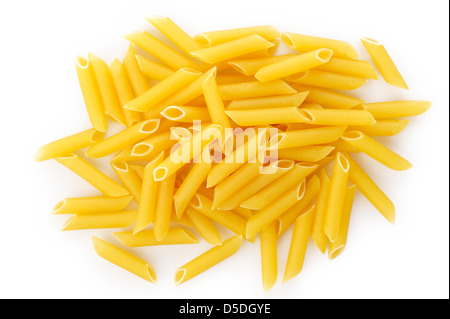 Penne pasta isolati su sfondo bianco Foto Stock