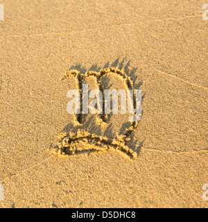 Segno zodiacale Virgo, tracciata sul fratturato spiaggia di sabbia. (Segni zodiacali serie) Foto Stock