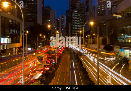 Il traffico su una delle strade principali di Hong Kong Foto Stock